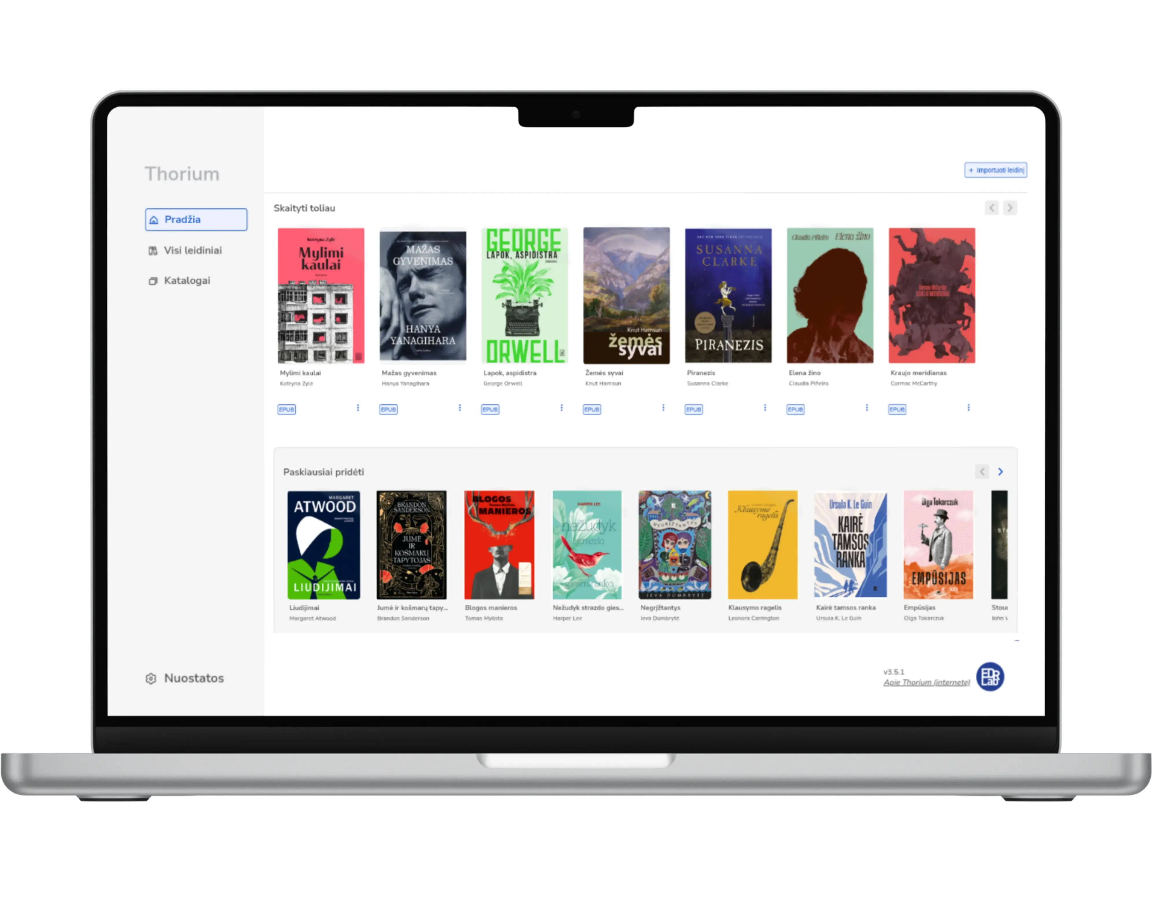 Nešiojamasis kompiuteris, kurio ekrane rodomas Thorium Reader Desktop programos langas. Bibliotekoje leidiniai atvaizduojami tinklelio išdėstymu; galite ieškoti leidinių ar importuoti naują leidinį. Kiekvieno leidinio viršelis pateikiamas su pavadinimu ir autoriaus vardu apačioje, žemiau nurodomas leidinio formatas ir parinktys.