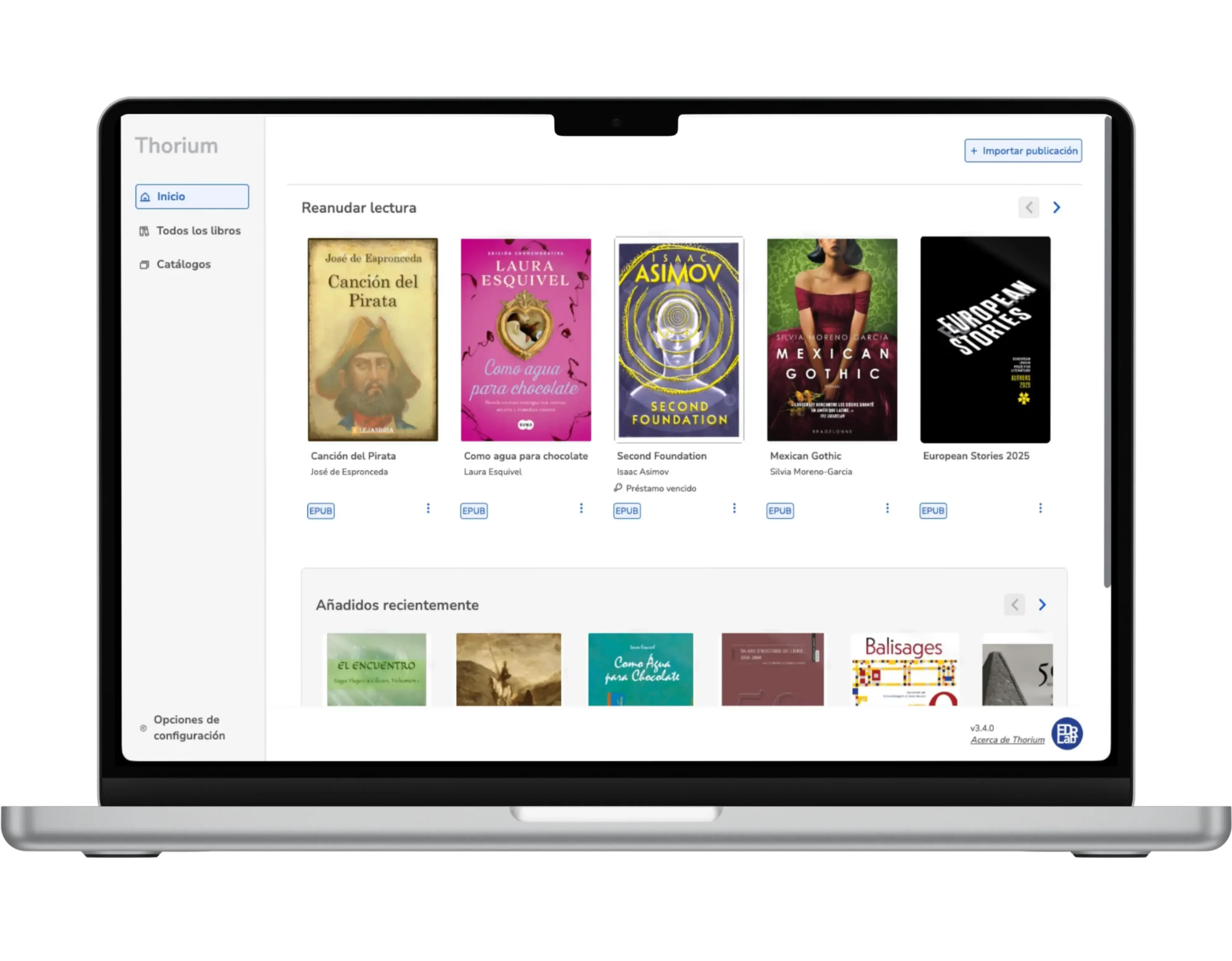 Un portátil que muestra Thorium Reader Desktop. La biblioteca muestra todas las publicaciones en forma de cuadrícula; puedes buscar en ella e importar una nueva publicación. Cada libro muestra su portada con el título y el nombre del autor debajo, seguidos del formato y las opciones.